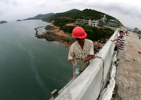 护栏外表包裹着混凝土可提高抗海风腐蚀能力