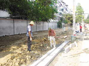 南京：借口小区“出新工程”之名 毁绿化带建停车场