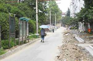 南京：借口小区“出新工程”之名 毁绿化带建停车场