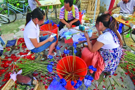 临沂：红白玫瑰染成“蓝色妖姬”花店借“七夕”发财