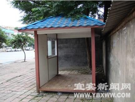 图为南岸三中附近的环卫工人休息室，其左右两侧墙板均被损毁。