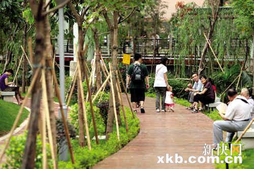 昨日，翻新建设后的东濠涌两岸。