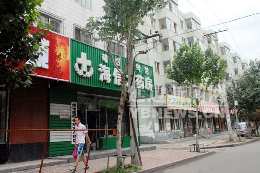 延吉：只因枝叶挡牌匾 两株杨树被店主“理发”