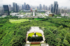 从郁郁葱葱的莲花山眺望花团锦簇的城市中心区。