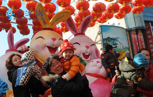 滨海雕塑“遇兔呈祥”亮相塘沽金街