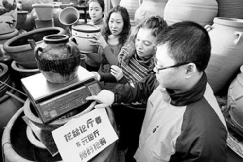 市民为购买的花盆排队称重