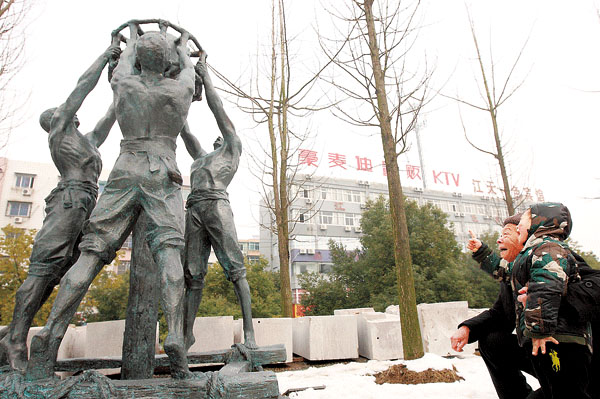 诸暨：城雕点靓新年