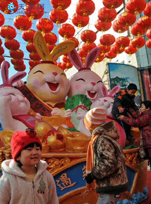 滨海雕塑“遇兔呈祥”亮相塘沽金街