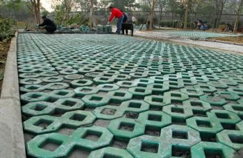 南充生态公园利用植草砖新增百余“生态车位”