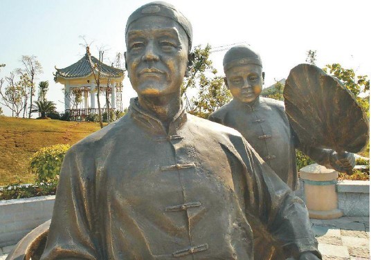 “书童伴读”青铜塑像