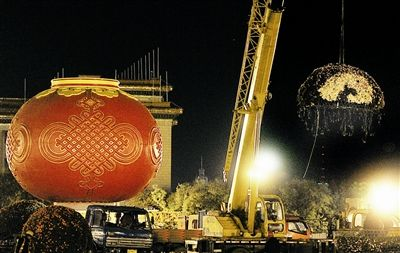 工作人员正在用吊车“搬运”花坛骨架，准备运往生产基地