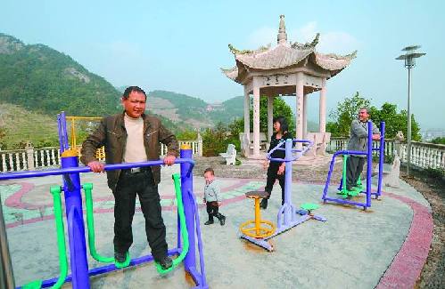 李祖村村民在村口小广场健身