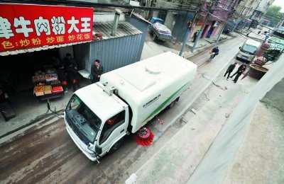 武汉背街小巷来了小型环卫车 能冲能洗还能刷