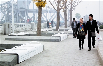 天津站前广场海河沿岸更换新型休闲座椅(图)