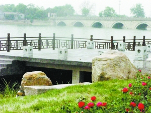 黄河石成为永定河晓月湖畔的景观石