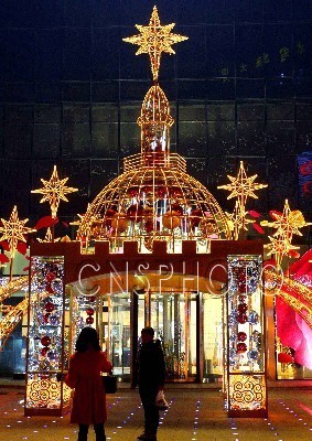 12月14日晚，市民在苏州市石路某商场一处城堡式圣诞宫门前驻足拍照。