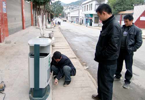 20个垃圾桶亮相贵州石径街头(图)