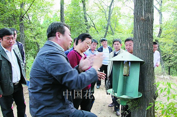 图为技术人员现场介绍该技术应用情况。