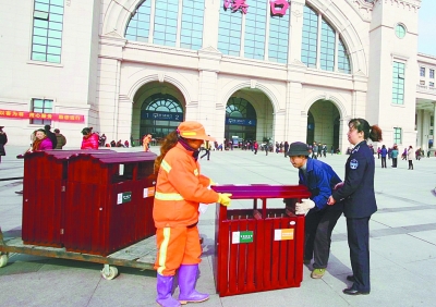 武汉汉口火车站广场有了景观果皮箱(图)