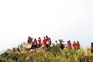 皂幕山美景引来诸多登山者