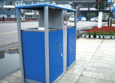 新型环保垃圾箱悄然出现在泸州市街头