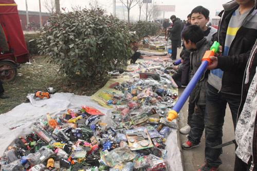 商丘：火神台庙会热闹 绿化带跟着遭殃