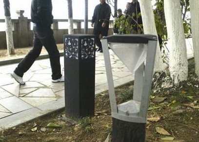  图为滨江公园内遭破坏的景观灯。