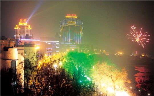 武汉：璀璨元宵夜 景观灯大放异彩