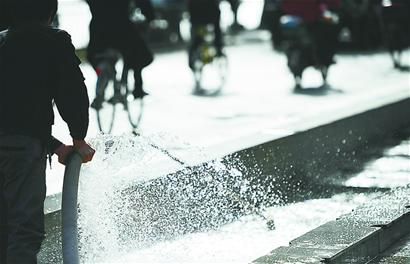 济南：泉城路“水街”重上岗(图)