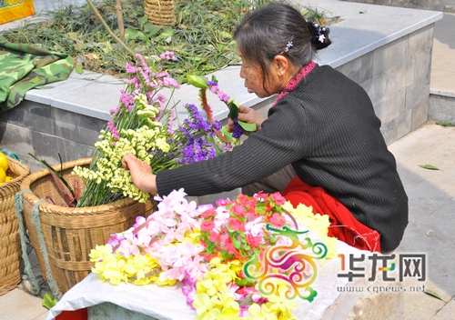 当地村民在景区里叫卖鲜花编成的花环