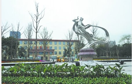 成都"芙蓉仙子"雕塑重回后子门 展现城市记忆(图)