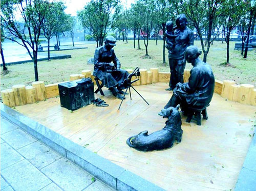 岳阳：巴陵广场上4组艺术铜雕塑石改造
