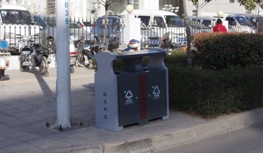 洛阳：新型果皮箱扮靓新区街道