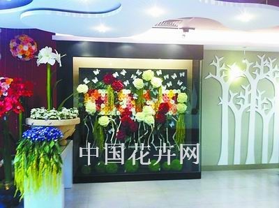 大厦内部的仿真花艺布置
