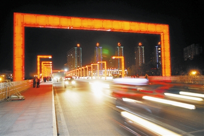 图为改造后的申桥夜景。