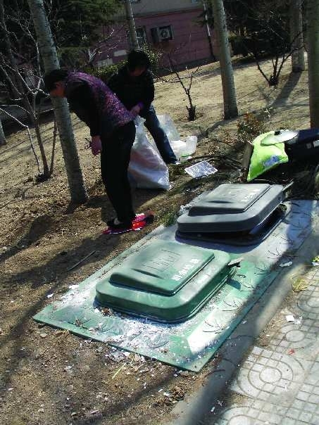 青岛：地埋式垃圾箱现街头（图）