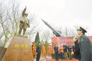 图为杨得志将军的亲属、生前好友及部队官兵参加揭幕仪式。