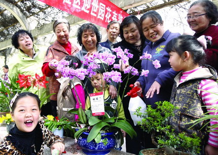 利君西社区举行“迎世园花卉鉴赏会”