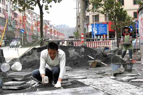 贵州：迎新大道人行道地砖铺设工程启动