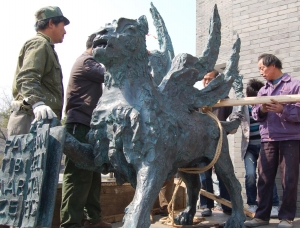 扬州：“意大利铜狮”昨天开始安装（图）