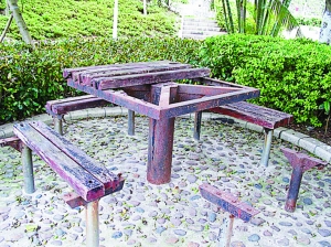 残破的休闲桌子、板凳。