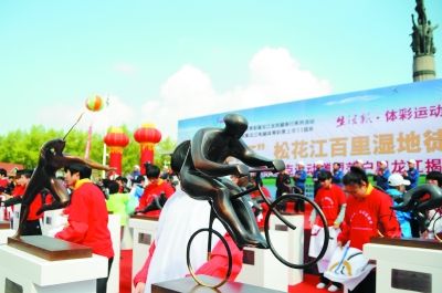 图为奥运雕塑。