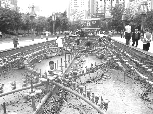 上饶：市中心广场喷泉检修（图）