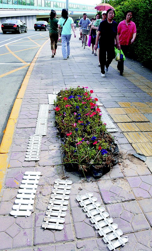 西安：花坛围栏七零八落 行人可惜(图)