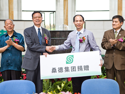 北京绿化基金会理事长林向义（左）与桑德集团董事长文一波于仪式现场
