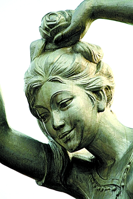 重庆：风吹日晒满身风尘 城市雕塑该洗洗脸了 