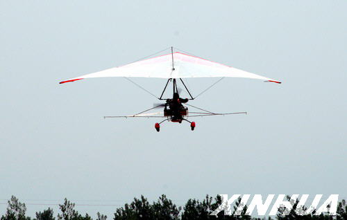 飞机在山东省临沂市郯城县林区上空喷洒药物杀灭美国白蛾