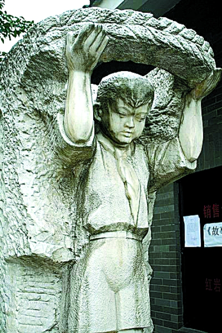 重庆：风吹日晒满身风尘 城市雕塑该洗洗脸了 