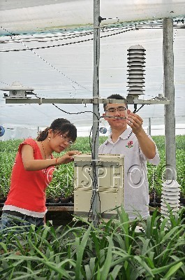 2011年7月22日，青州市良田花卉公司的技术人员在观看“日光温室小气候自动监测站”。 