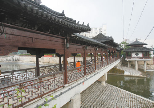 南京：仿古廊桥亮相外金川河（图）